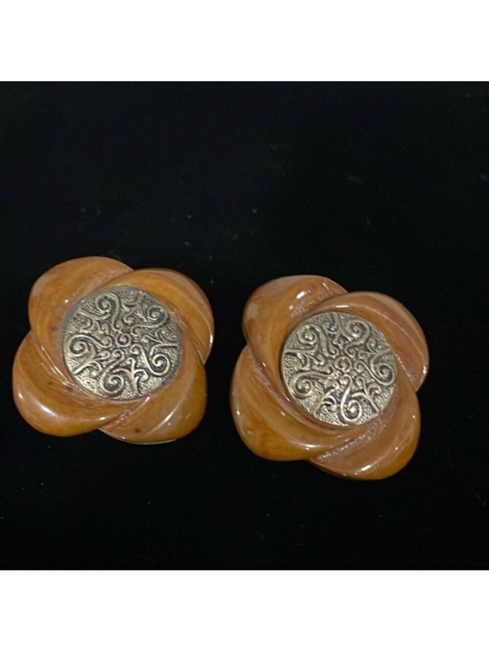Vintage 80s resin flower design clip earrings